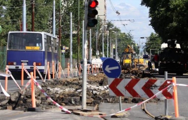 Zöld Nyíl: pótolják a hiányzó KRESZ-táblákat