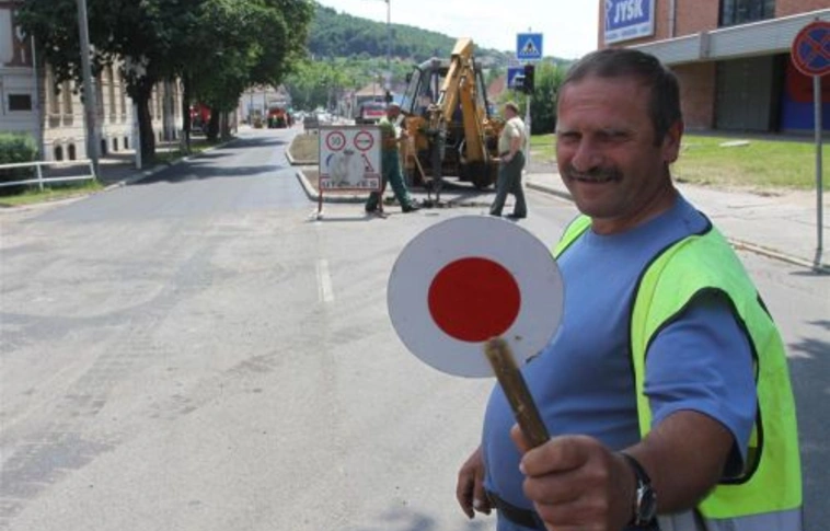 Félpályás útlezárás a Nagyváthy utcában