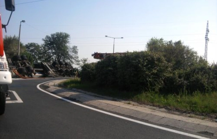 Betonelemeket szállító kamion borult