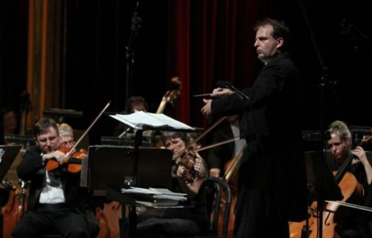 Rendhagyó nyitókoncert után meglepetések