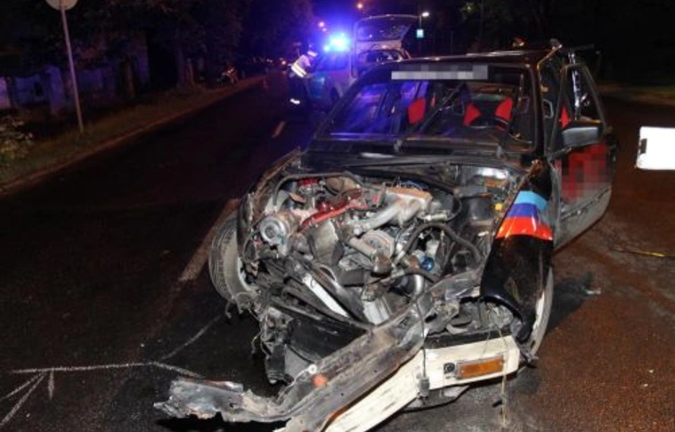 Fának csapódott a BMW, az egyik utas kirepült