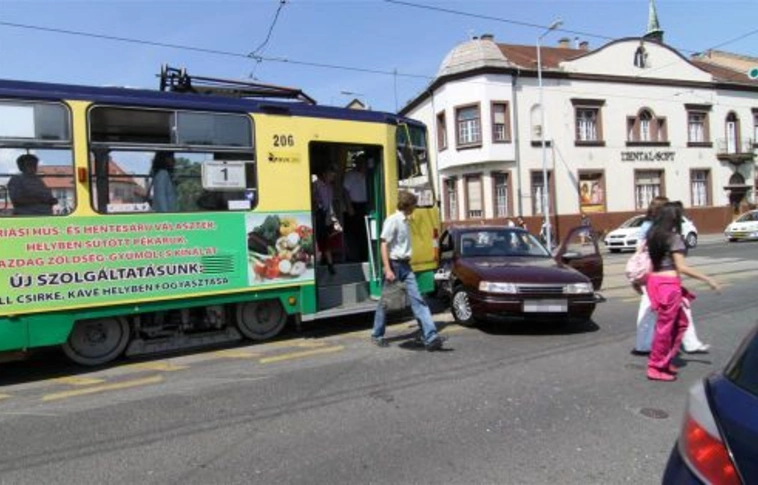 Felnyársalta az Opelt a villamos