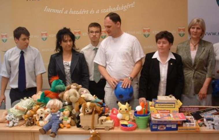 Játékadomány a daganatos gyerekeknek