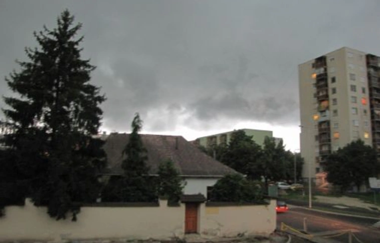 Csak a vihar szele ért ide