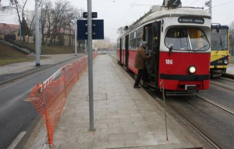 Zöld Nyíl: folytatják a felújítást, javítják a hibákat