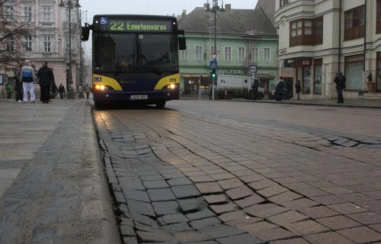 Kaotikus állapotok a villanyrendőri buszmegállóban