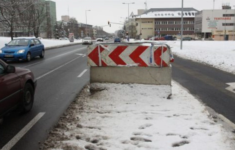 Elszállítják a betontorlaszt