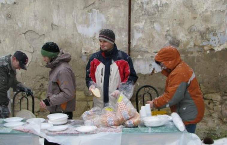 Ételt osztottak a Krisna tudatú hívők