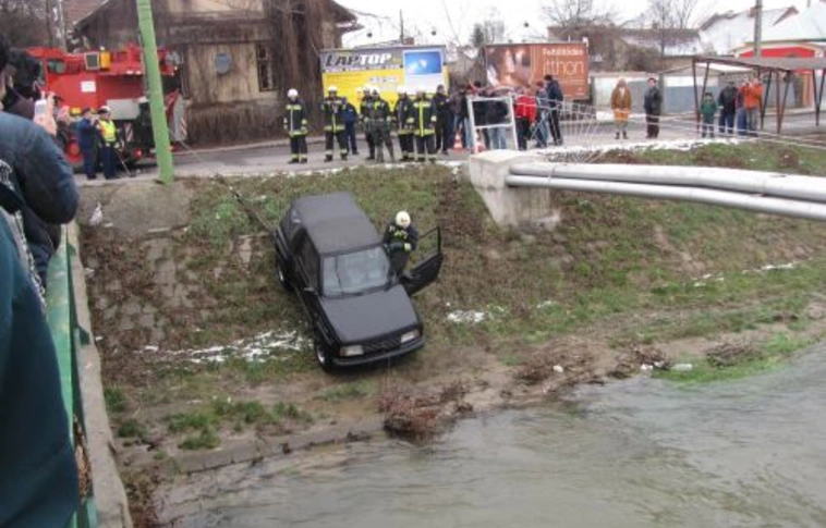 A Szinvába repült egy terepjáró a Tiszainál (Fotók!)