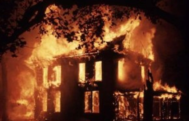 Lángoló tetőszerkezet alól mentettek a miskolci rendőrök!