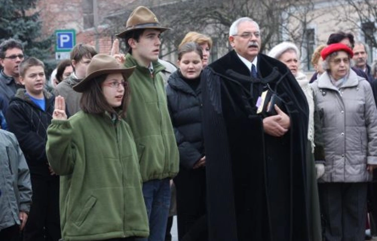 Koszorúztak a Lévay szobornál