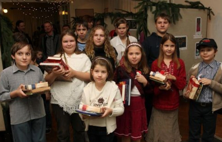 Karácsonyi díszkivilágítás gyermekrajzok alapján