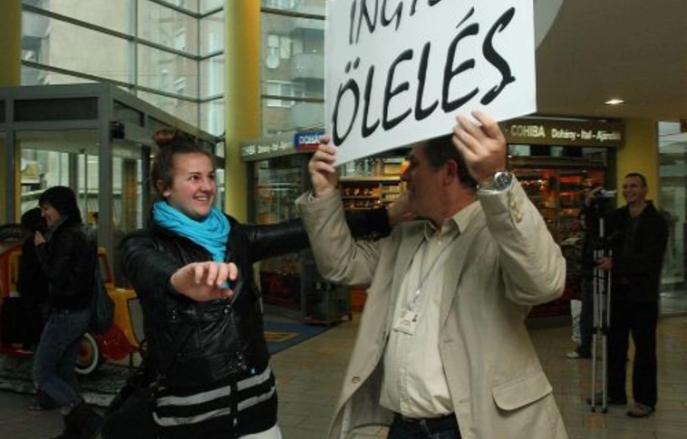 Ingyen ölelés a szeretet jegyében