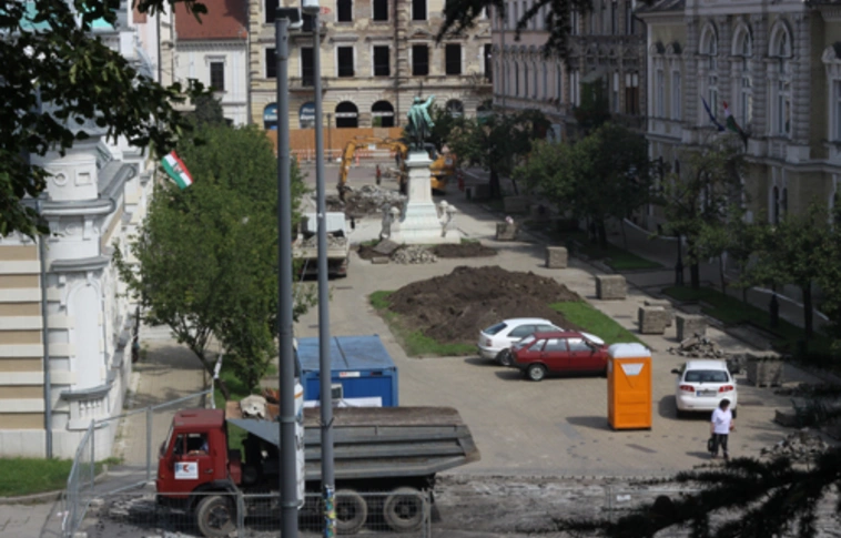 Terv szerint halad az Erzsébet tér átalakítása
