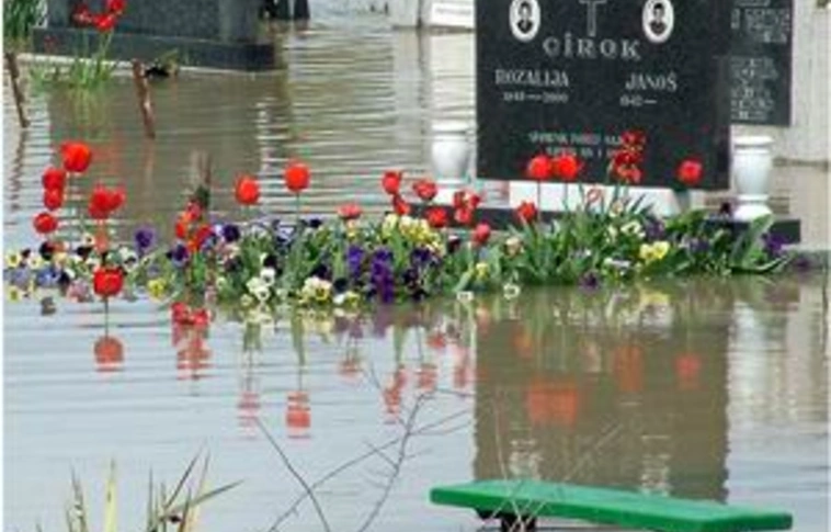 Fertőzhetnek az elöntött temetők 