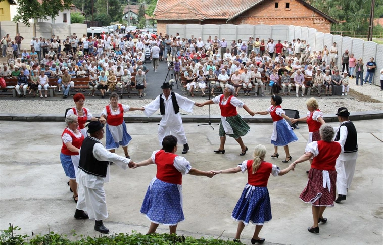 Megújult a perecesi színpad