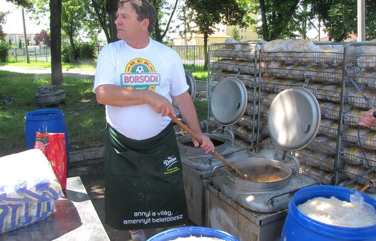 Miskolcról élelmezik a védekezőket