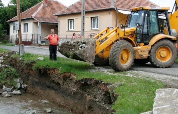 6000 tonna kővel erősítenek