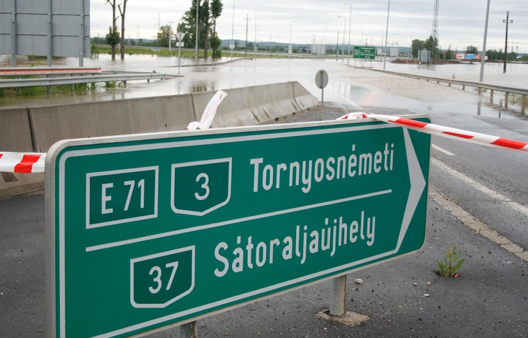 Félig lezárták a kivezető utat – képekkel!
