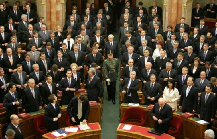Megkezdődött az Országgyűlés ülése
