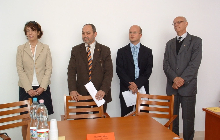Perbeszéddel versenyeznek