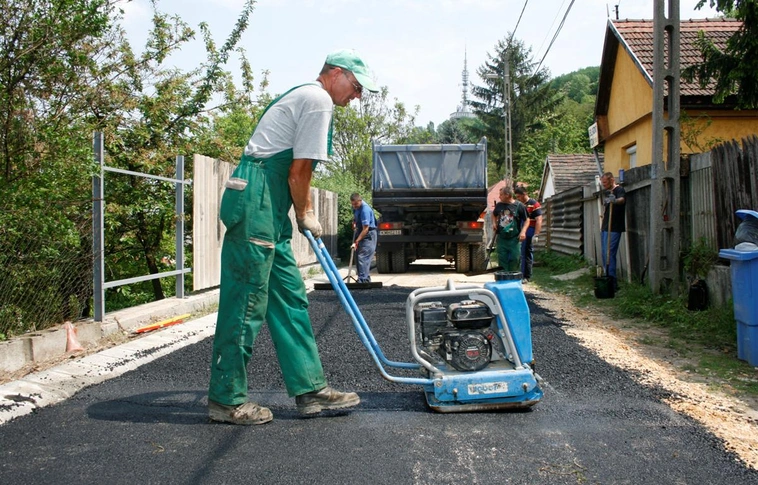 Aszfaltozás a Csalogány utcán