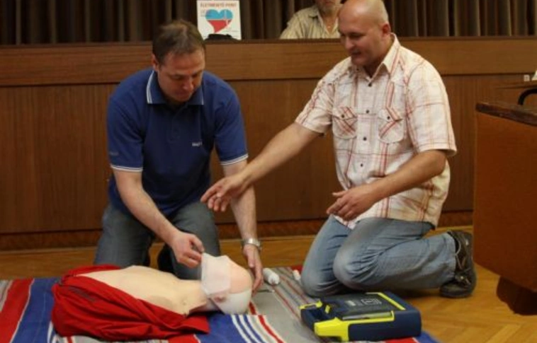 Defibrillátort kaptak a rendőrök