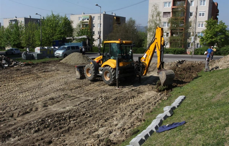 Körforgalom és parkoló épül