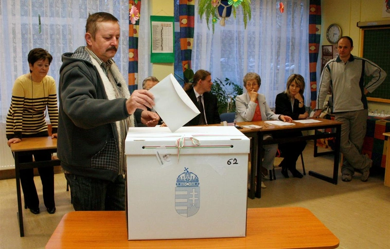 Választ az ország