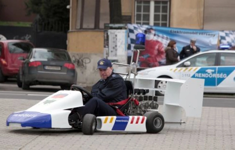 Szujó Zoltán rendőrnek állt?