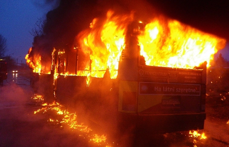 Lángokban a 8-as busz