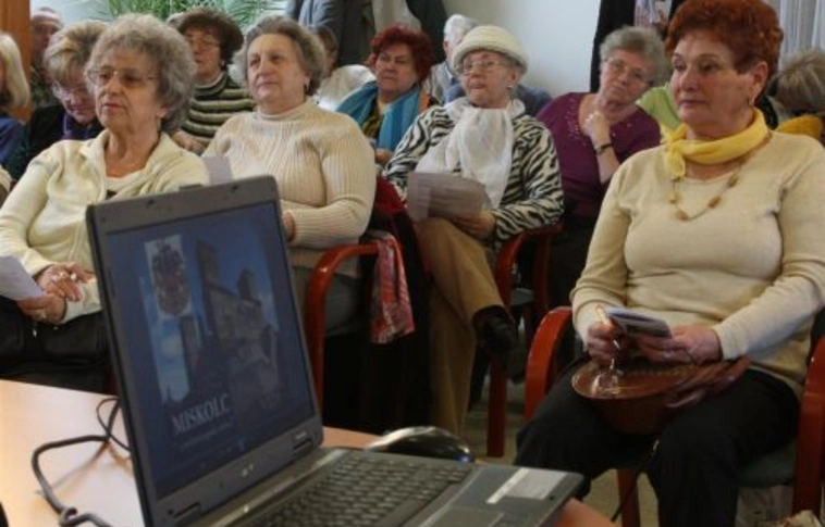 Internettel segítenek