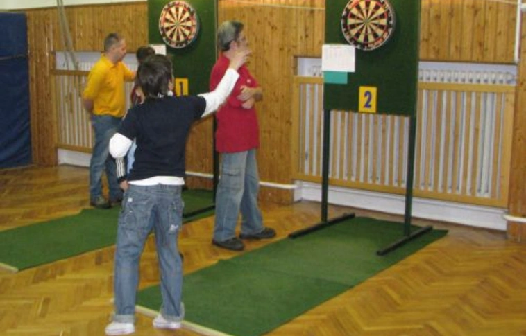 Darts verseny a 40 éves sportcsarnokban
