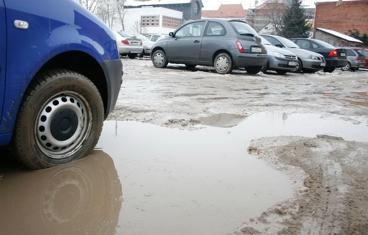 Sár a parkolókban