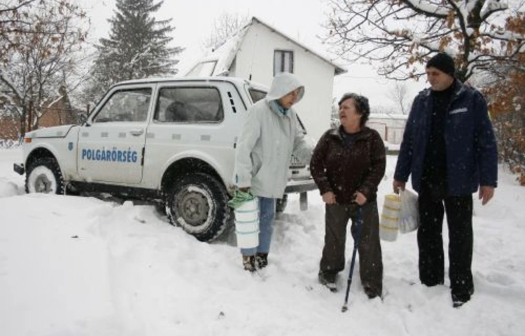 Terepjáróval viszik az ebédet a rászorulóknak