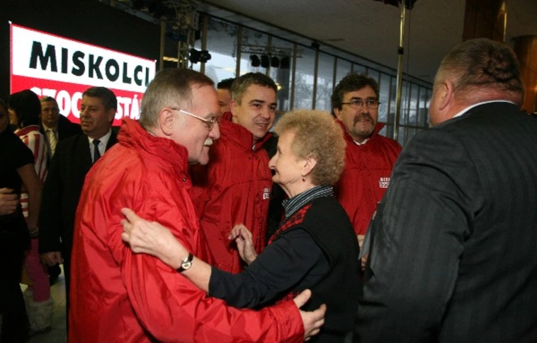 Telt ház a szocialisták kampánynyitóján