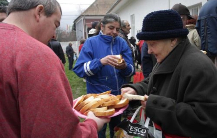 Ételosztás a Népkonyhán