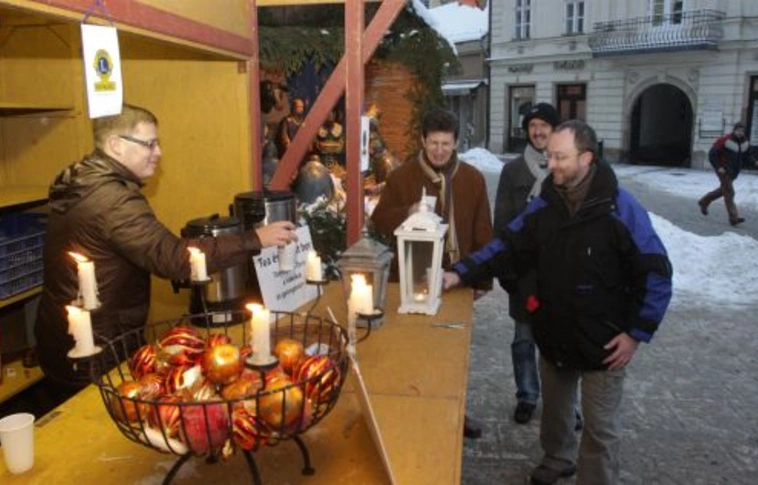 Forró tea, forralt bor az adományokért