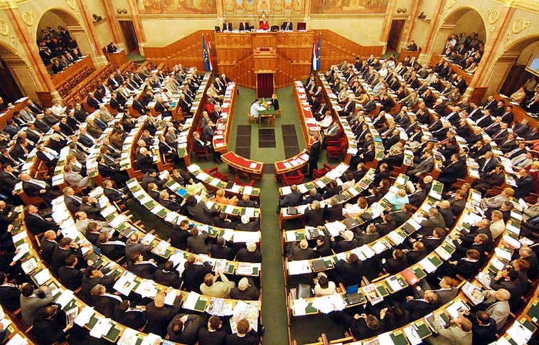 Nem csökken a parlament létszáma