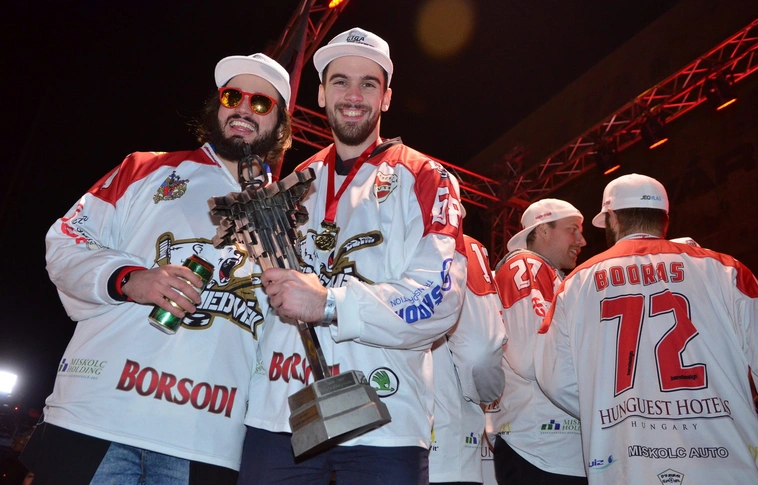 Így ünnepelt a bajnok csapat a sportcsarnok előtt