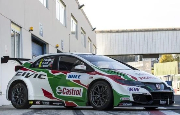 Fekete után fehérben – bemutatták Michelisz Norbert új autóját
