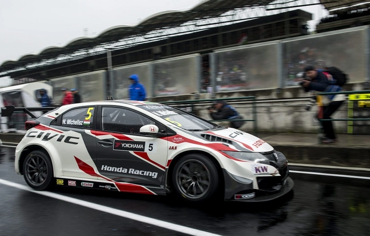 A hátulról rajtoló Michelisz 10. a második hungaroringi futamon