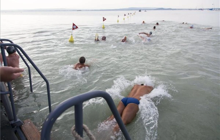 Több mint nyolcezren vettek részt a Balaton-átúszáson