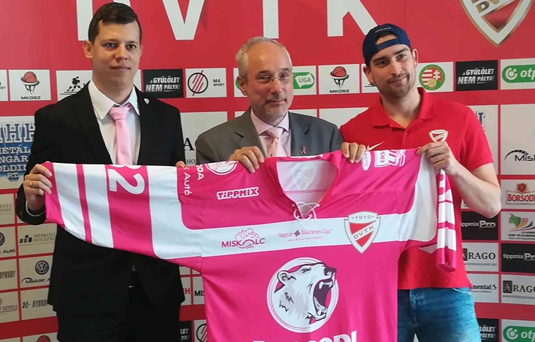 Rózsaszín "bundába" öltöztek a Jegesmedvék