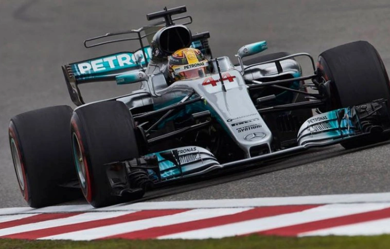 Hamilton rajtol az élről