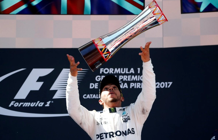 Hamilton nyert, egy pontra Vetteltől az összetettben