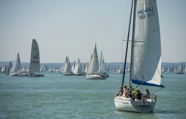 Elrajtolt a 49. Kékszalag mezőnye Balatonfüredről