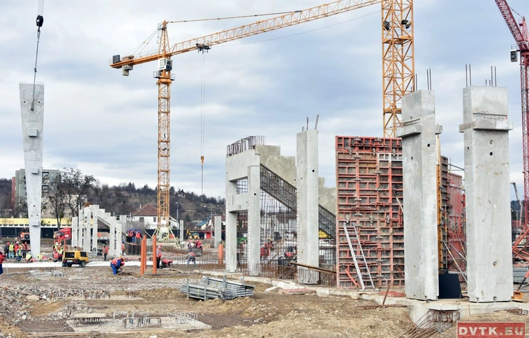 Ez egyre látványosabb! – Épül a stadion északi oldala