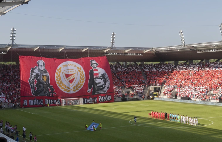 Ilyen még nem volt: rekord nagyságú molinó a stadionavatón!
