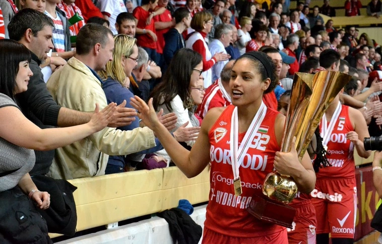 Alyssia Brewer visszatér
